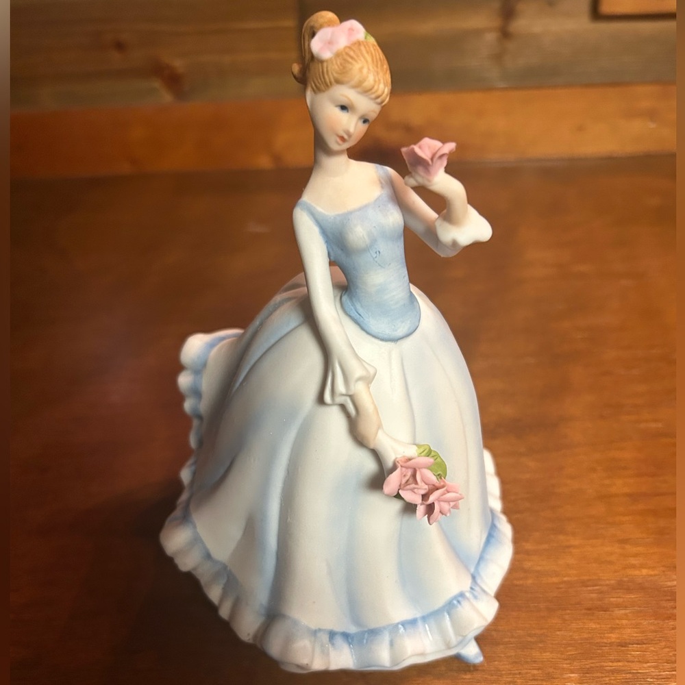 Ceramia - Gifts‎ of Quality - Elegant Figurine